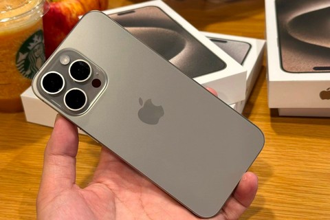 Mở hộp iPhone 15 Pro Max giá 70 triệu đồng tại Việt Nam