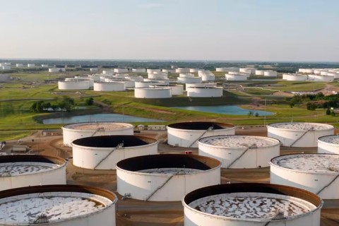 Dự trữ Mỹ tăng vọt kéo giá dầu sụt sâu