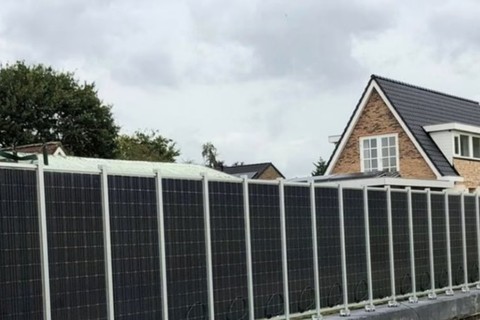 Người dân nhiều nước châu Âu sử dụng tấm pin mặt trời làm tường rào vì quá dư thừa