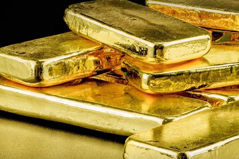 Giá vàng thế giới chạm ngưỡng 2.450,07 USD/ounce trong phiên và sau đó hạ nhiệt đà tăng