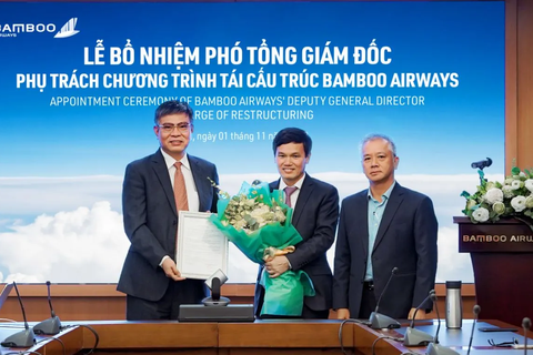 Ông Nguyễn Thượng Hoàng Hải (giữa) nhận quyết định bổ nhiệm - Ảnh: Bamboo Airways.