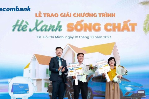 Ông Nguyễn Minh Tâm - Phó Tổng giám đốc Sacombank trao 2 giải đặc biệt cho khách hàng Lê Minh Xuân và khách hàng Phùng Thị Nhi