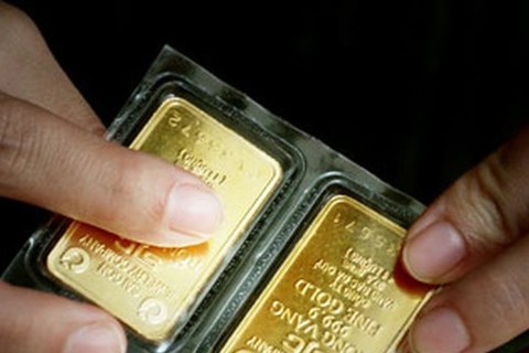 Giá vàng trong nước tăng, vàng thế giới lao dốc