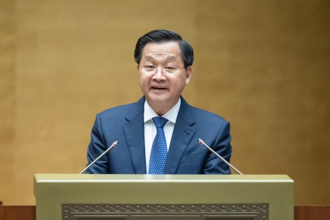 Phó thủ tướng Lê Minh Khái trình bày báo cáo kinh tế xã hội, tại phiên khai mạc kỳ họp thứ 7, Quốc hội khóa XV, sáng 20/5. Ảnh: Quochoi media