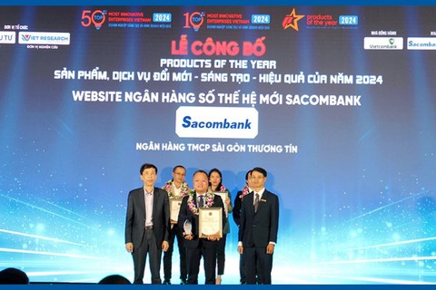 Đại diện Sacombank, ông Trần Anh Việt – Giám đốc Khu vực TP. Hà Nội, nhận giải thưởng từ Ban tổ chức.