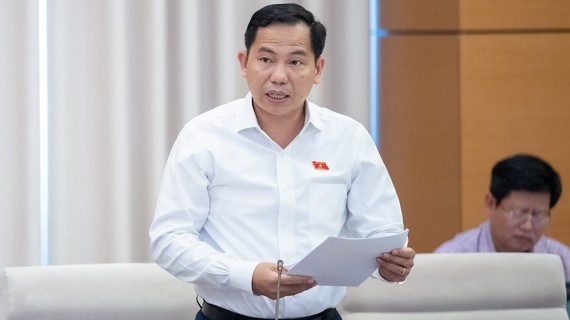 Ông Lê Quang Mạnh, Chủ nhiệm Ủy ban Tài chính ngân sách của Quốc hội phát biểu tại phiên thảo luận chiều 23/4. Ảnh: Trung tâm báo chí Quốc hội