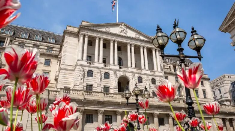 Ngân hàng Anh giữ nguyên lãi suất ở mức cao nhất 16 năm dù lạm phát đã đạt mục tiêu