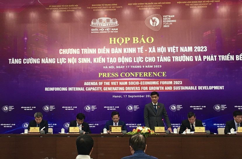 Chủ nhiệm Ủy ban Kinh tế của Quốc hội Vũ Hồng Thanh phát biểu tại họp báo - Ảnh: Hoàng Hà