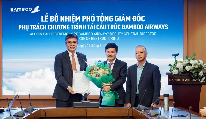 Ông Nguyễn Thượng Hoàng Hải (giữa) nhận quyết định bổ nhiệm - Ảnh: Bamboo Airways.