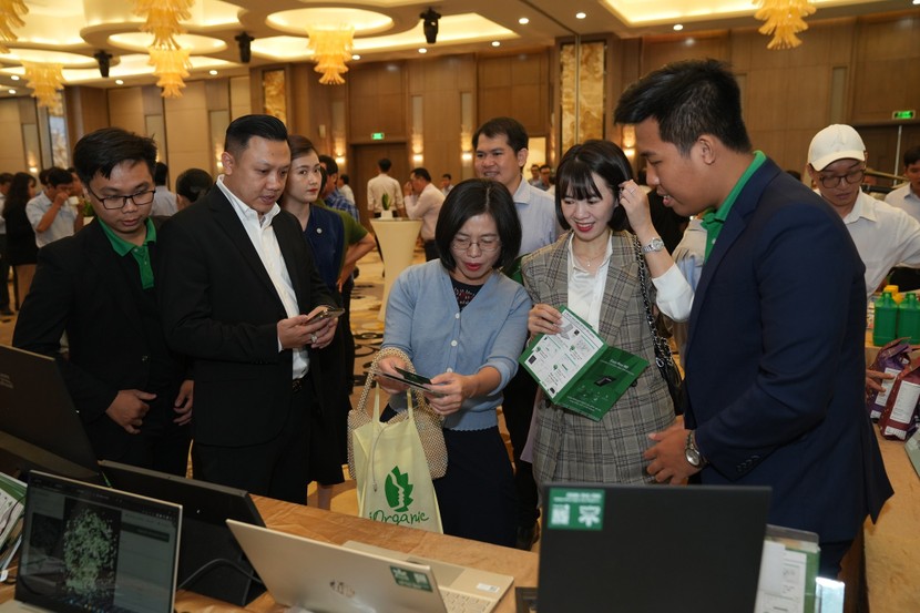 Đông đảo các khách mời tham quan và tìm hiểu về các sản phẩm, dịch vụ mà các doanh nghiệp mang đến hội thảo.