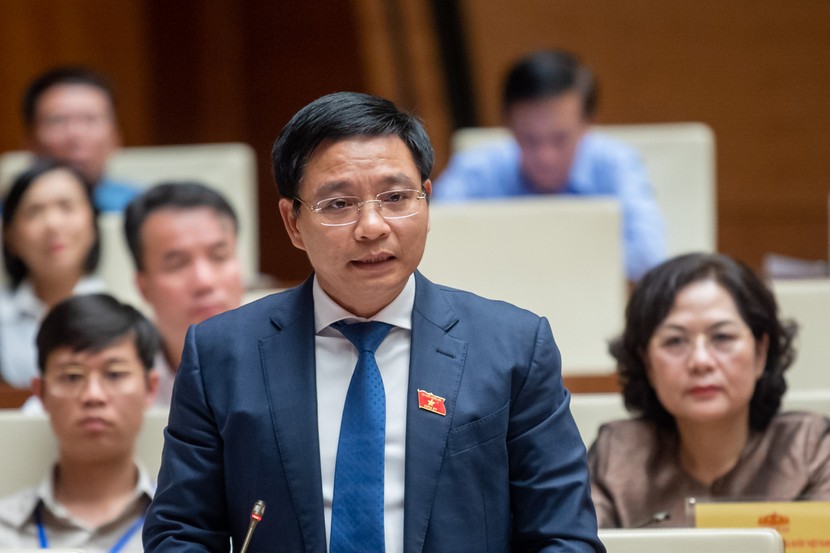 Bộ trưởng Bộ Giao thông vận tải Nguyễn Văn Thắng trả lời chất vấn - Ảnh: Quốc hội.