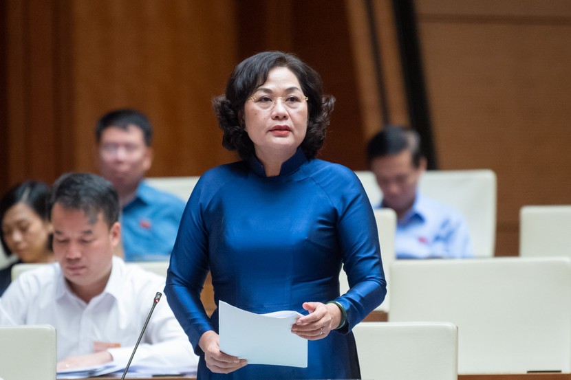 Thống đốc Ngân hàng Nhà nước Nguyễn Thị Hồng trả lời chất vấn của đại biểu Quốc hội - Ảnh: Quốc hội.