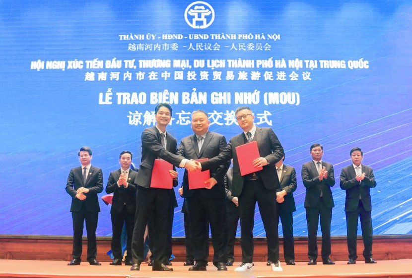 Đại diện Vinamilk (hàng trên bên trái) ký kết biên bản ghi nhớ hợp tác với 2 doanh nghiệp hàng đầu trong lĩnh vực nhập khẩu - phân phối sữa và nông sản tại Trung Quốc. Ảnh: Vi Nam