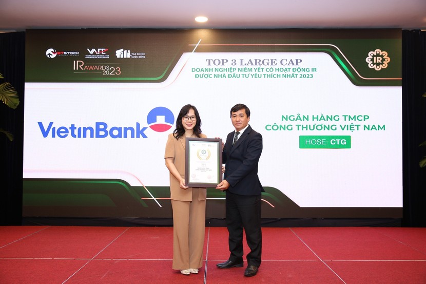 Bà Nguyễn Thị Mỹ Linh - Trưởng Ban Thư ký HĐQT & QHCĐ đại diện VietinBank lên nhận giải thưởng.