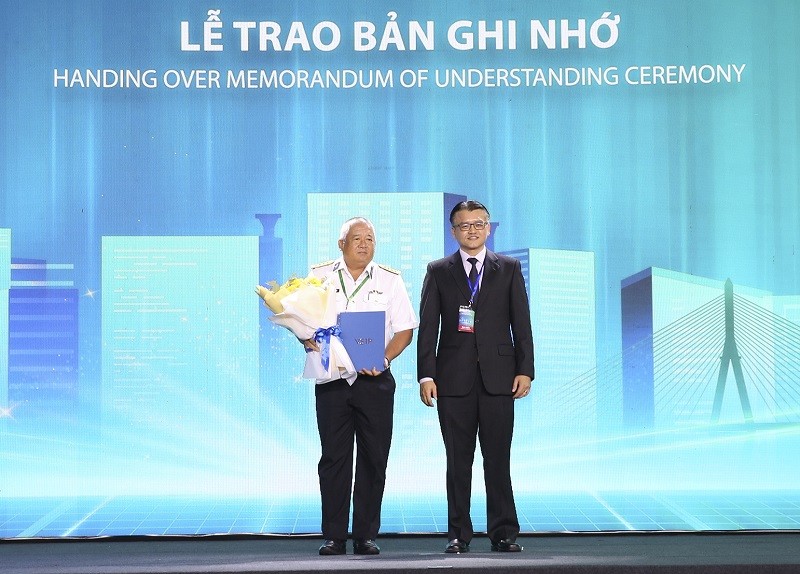 Lãnh đạo VSIP trao biên bản ghi nhớ hợp tác chiến lược trong lĩnh vực logistics cho đại diện Tổng công ty Tân Cảng Sài Gòn.