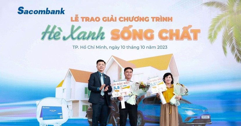 Ông Nguyễn Minh Tâm - Phó Tổng giám đốc Sacombank trao 2 giải đặc biệt cho khách hàng Lê Minh Xuân và khách hàng Phùng Thị Nhi