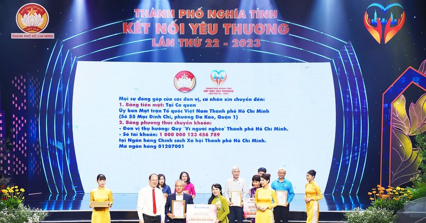 Ông Phan Đình Tuệ - Thành viên HĐQT Sacombank trao biểu trưng ủng hộ 1 tỷ đồng vào quỹ “Vì người nghèo” của TP.HCM cho bà Trần Kim Yến – Chủ tịch Ủy ban MTTQ Việt Nam TP.HCM