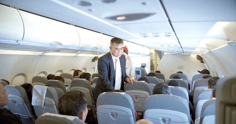 Tổng Giám đốc Bamboo Airways tặng quà giáng sinh cho những hành khách may mắn
