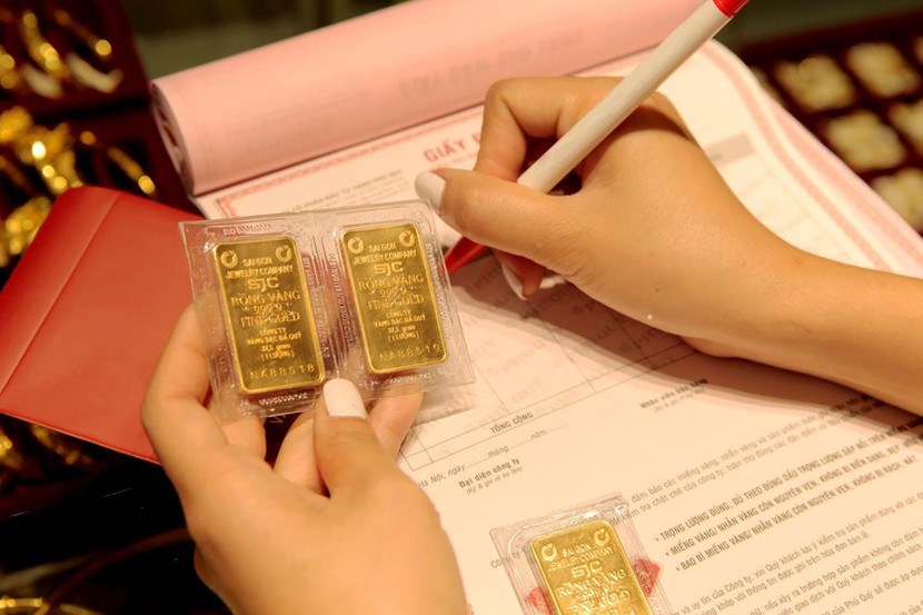 Ngân hàng Nhà nước chi nhánh TP. HCM đề xuất hạn chế mua bán vàng miếng bằng tiền mặt để phòng rủi ro, chống rửa tiền. Ảnh minh họa.