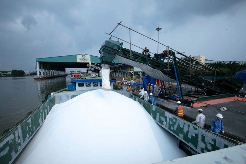 Nhộn nhịp sinh khí xuất hàng tại cảng của Nhà máy Đạm Cà Mau trong dịp cuối năm