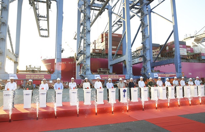Thủ tướng Phạm Minh Chính và các đại biểu thực hiện nghi thức phát lệnh làm hàng đầu xuân tại cảng TCIT