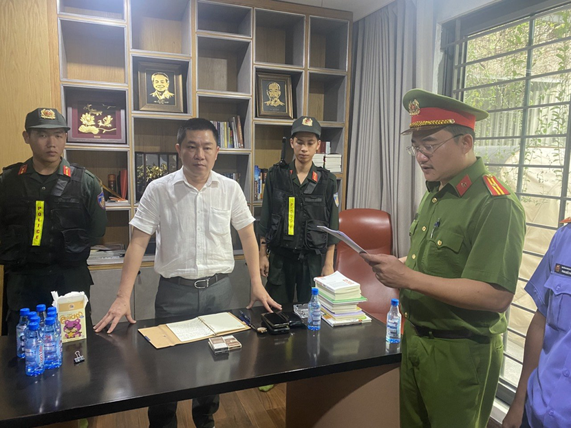 Cơ quan Cảnh sát điều tra Công an tỉnh Đồng Nai tống đạt Quyết định khởi tố bị can và thi hành Lệnh bắt bị can để tạm giam đối với ông Nguyễn Khánh Hưng.